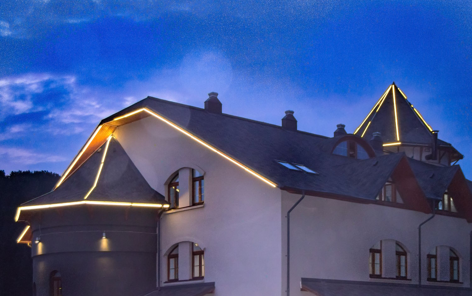 Techo de una casa iluminada con tiras LED